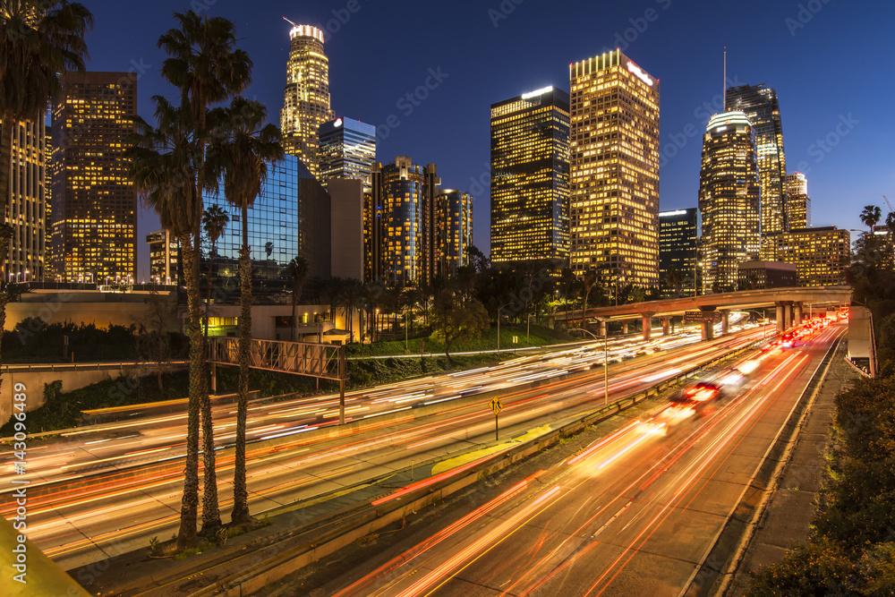 Fototapeta premium Ruch w centrum Los Angeles w Kalifornii w nocy