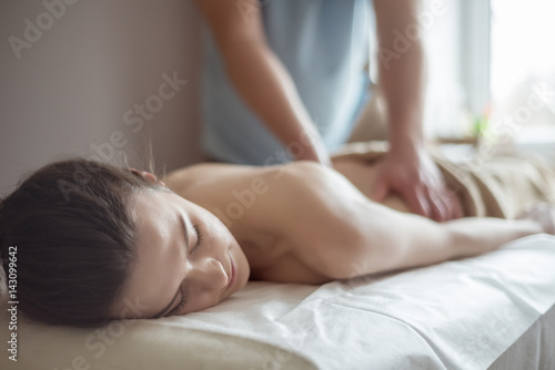 Pielęgnacja ciała. Zabieg masażu ciała w spa. Kobieta o masażu w salonie spa