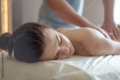 Pielęgnacja ciała. Zabieg masażu ciała w spa. Kobieta o masażu w salonie spa