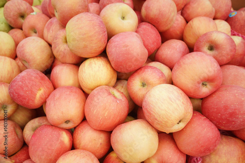Bild auf Leinwand A pile of fuji apples