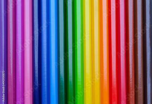 Background of multi-colored pencils © Artcomma