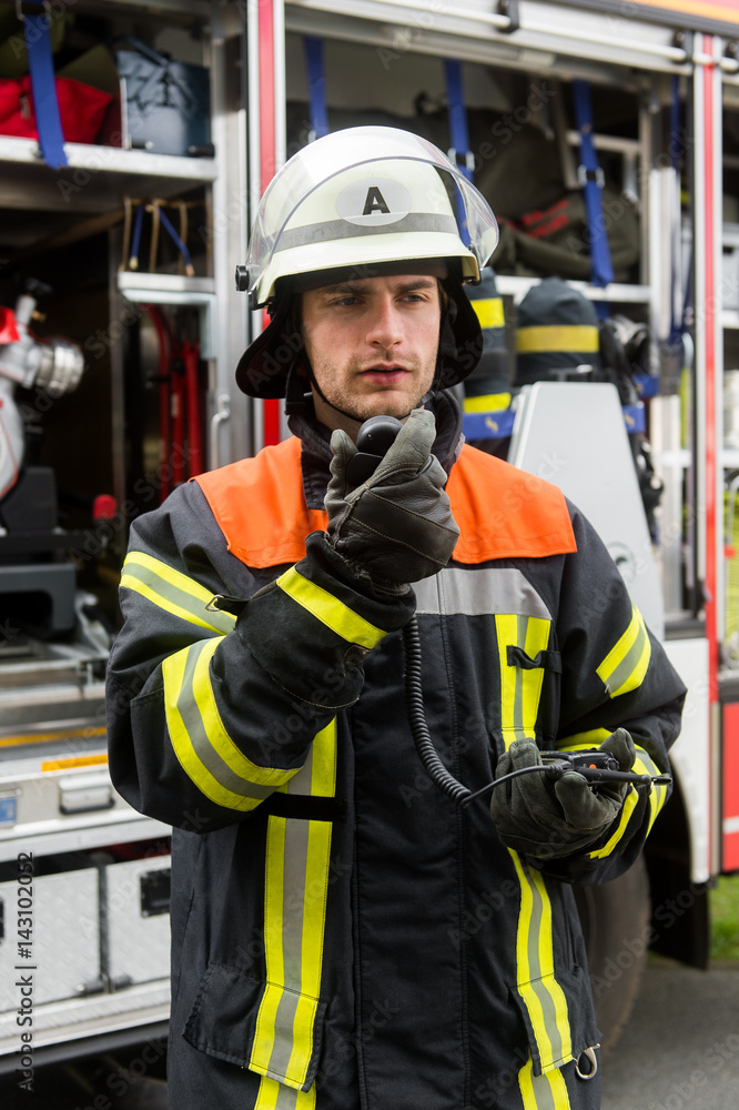 Fototapeta premium Feuerwehrmann am Funkgerät