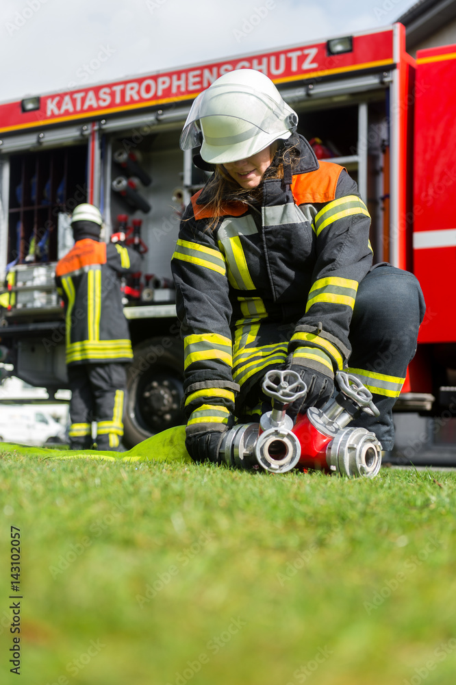 Fototapeta premium Strażacy przygotowują się do akcji