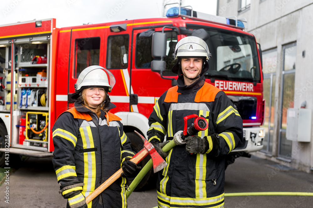 Obraz premium Feuerwehrmann und Feuerwehrfrau an einer Einsatzstelle