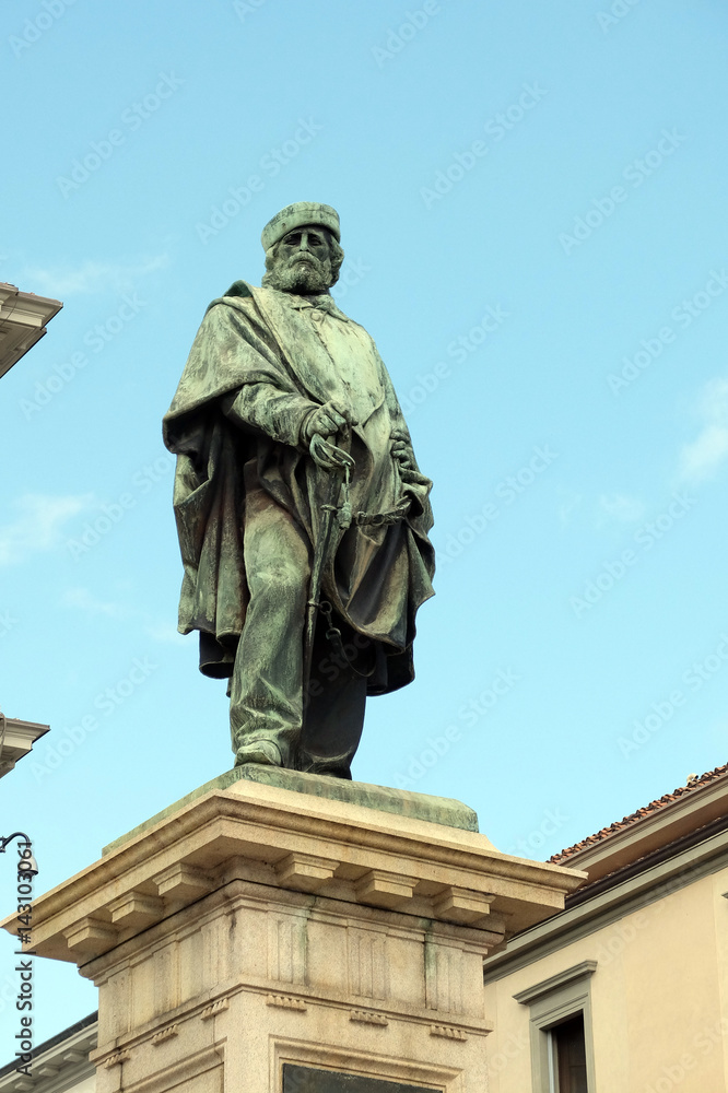 Obraz premium Garibaldistatue in Florenz am Ufer des Arno
