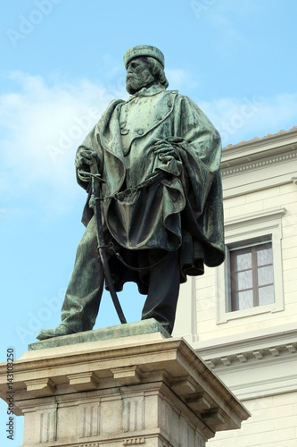 Garibaldistatue in Florenz am Ufer des Arno