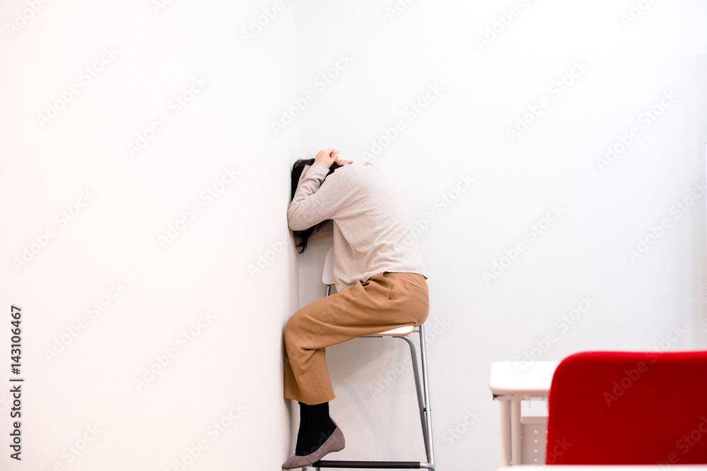部屋の隅で落ち込む女性 Stock Photo Adobe Stock