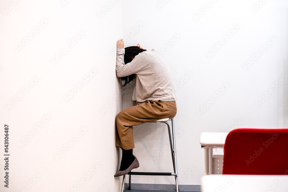 部屋の隅で落ち込む女性 Stock Photo Adobe Stock