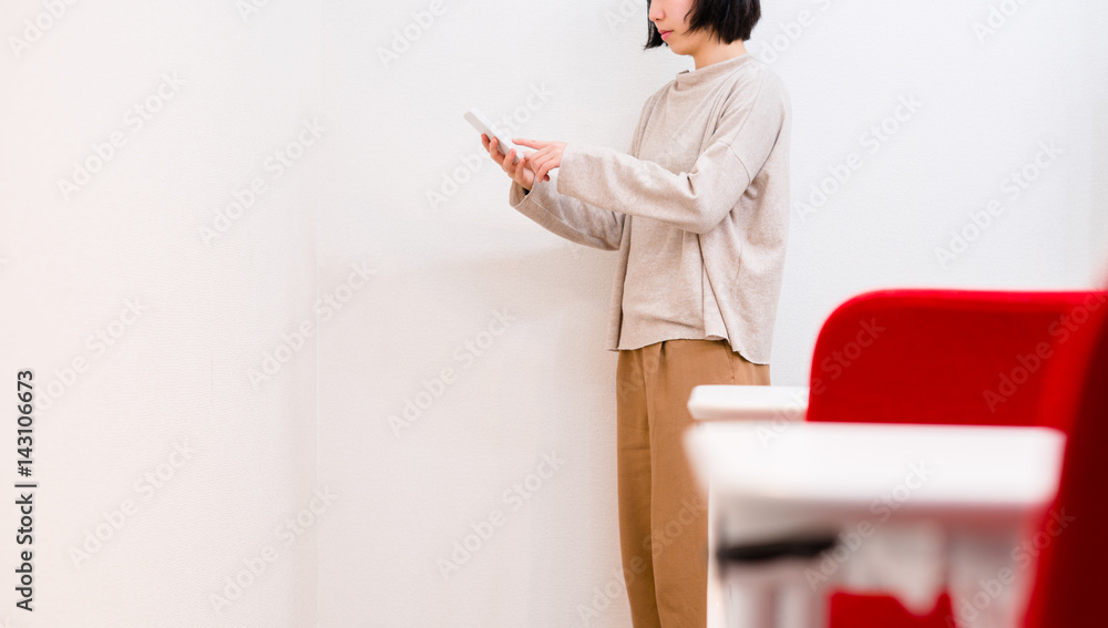 スマートフォンを見る女性