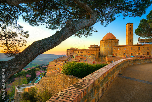 Cuadro en lienzo Tuscany, Volterra town skyline, church and trees on sunset. Italy