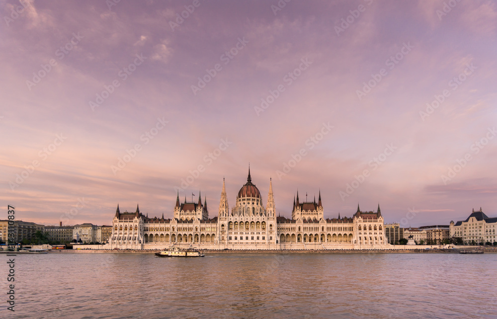 Obraz premium Frontal View of the Hungarian Parliament Building at Sunset
