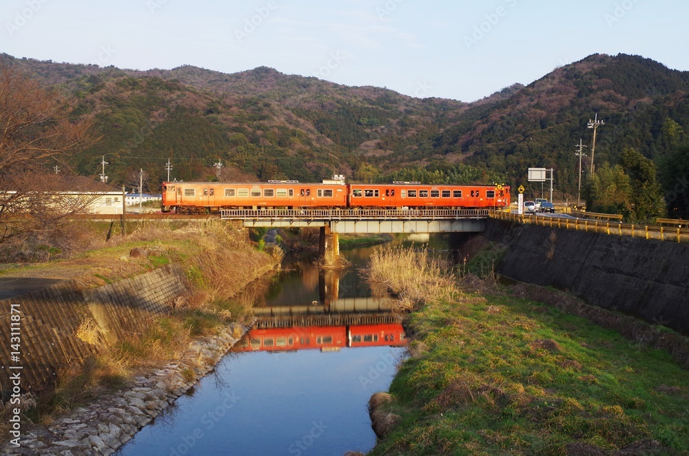 鉄橋を走るローカル列車