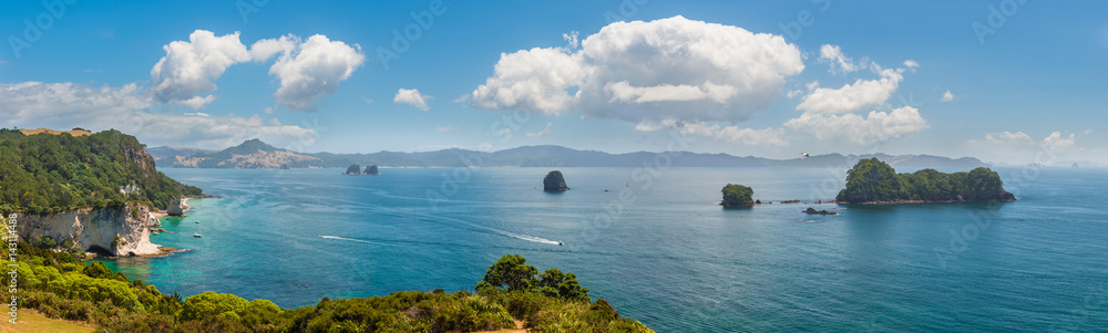 Fototapeta premium Te Whanganui-A-Hei (Cathedral Cove) Marine Reserve in Coromandel Peninsula North Island, New Zealand.