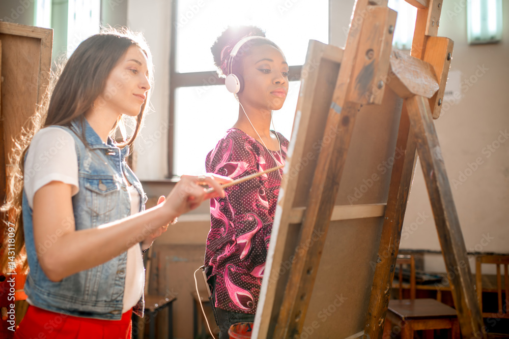 Obraz premium Young creative multi ethnicity students drawing at the university studio