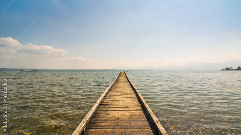 Obraz premium Steg bei Gstadt am Chiemsee, Oberbayern in Deutschland