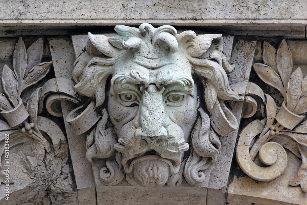 lion head statue3