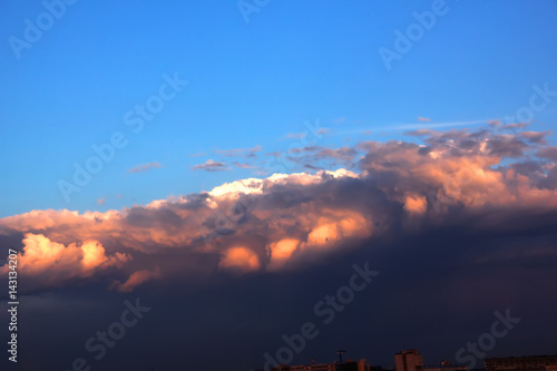 Obraz na płótnie Dawn. Clouds. The clouds are colored by the rising sun. w salonie