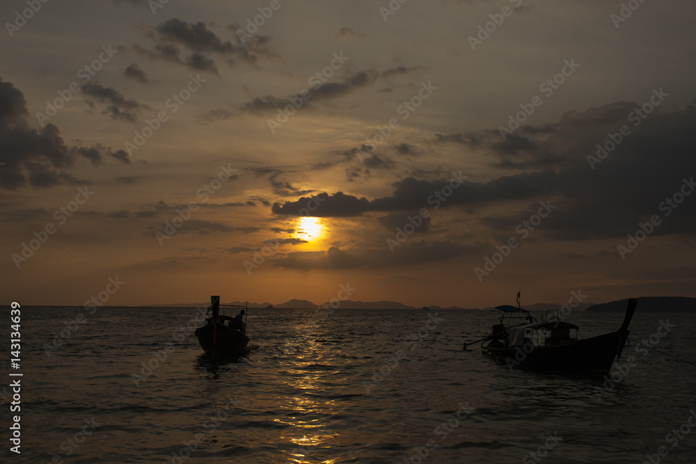 Obraz premium Traditional thai longtail boat at sunset on the Beach. Thailand, Krabi province