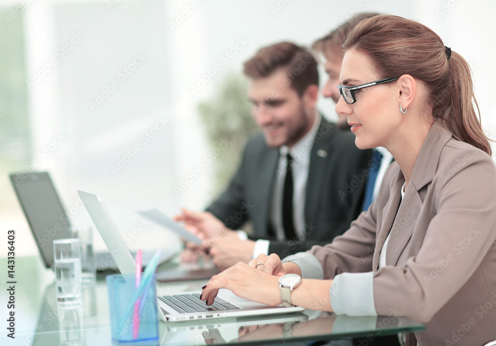 Obraz premium Business people working around table in modern office