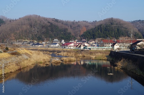 冬の川と山間の町