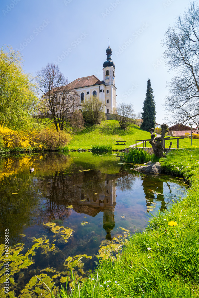 Kirche in Breitbrunn an einem Frühlingstag, Chiemsee in Deutschland