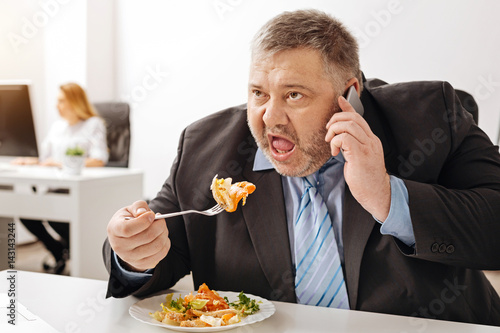 Overloaded ambitious employee cannot have a proper meal