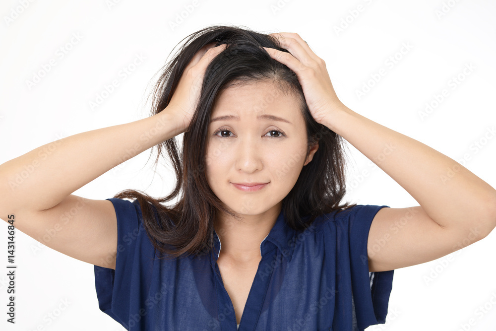 頭を抱える女性 頭を抱える女性
