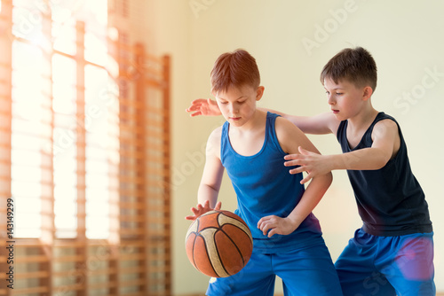 Two boys playng backetball
