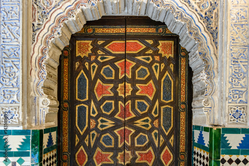 Obraz na płótnie Decorated door in Mudejar palace of Alcazar, Seville, Spain w salonie