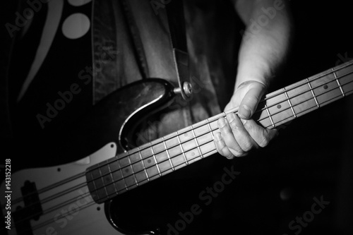 Obraz na płótnie Bass guitar player w salonie