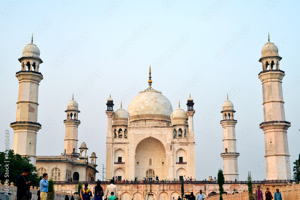 Obraz premium Life of India : Bibi Ka Maqbara - Tomb of the Lady