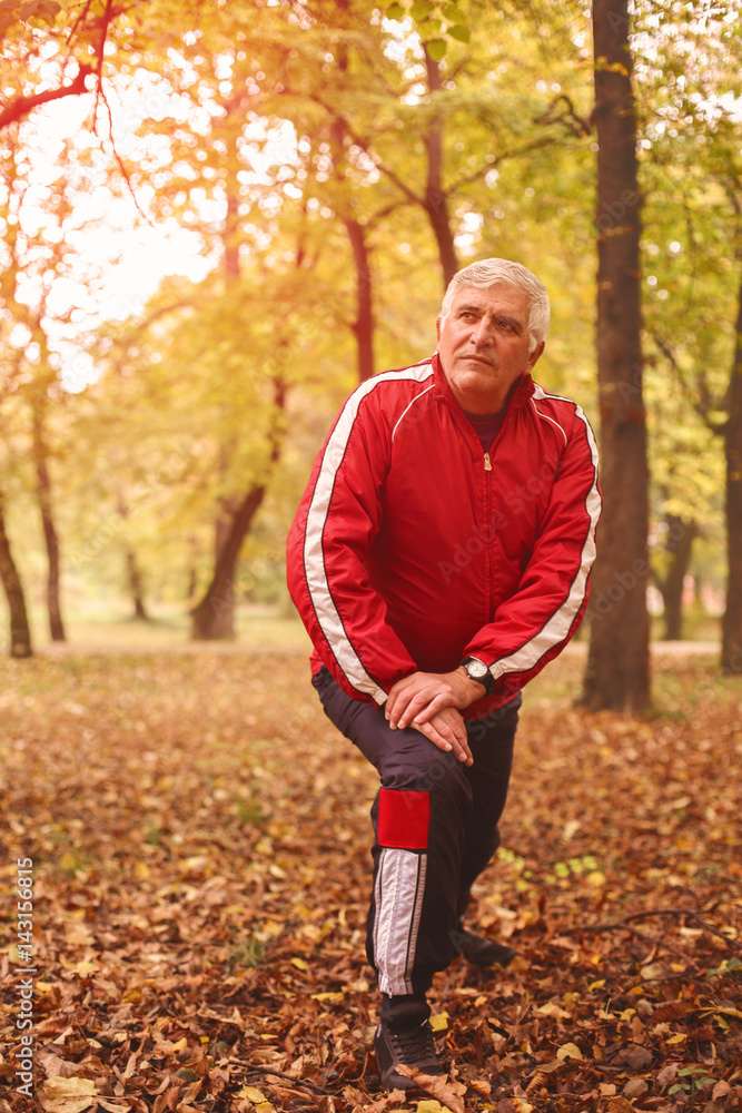 Obraz premium Senior man exercising in the park.