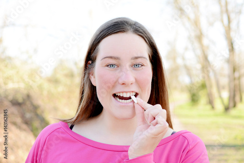 Εκτύπωση καμβά Beautiful woman is brushing her teeth and chewing gum.
