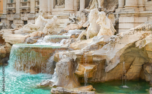 trevi fountain city italy photo