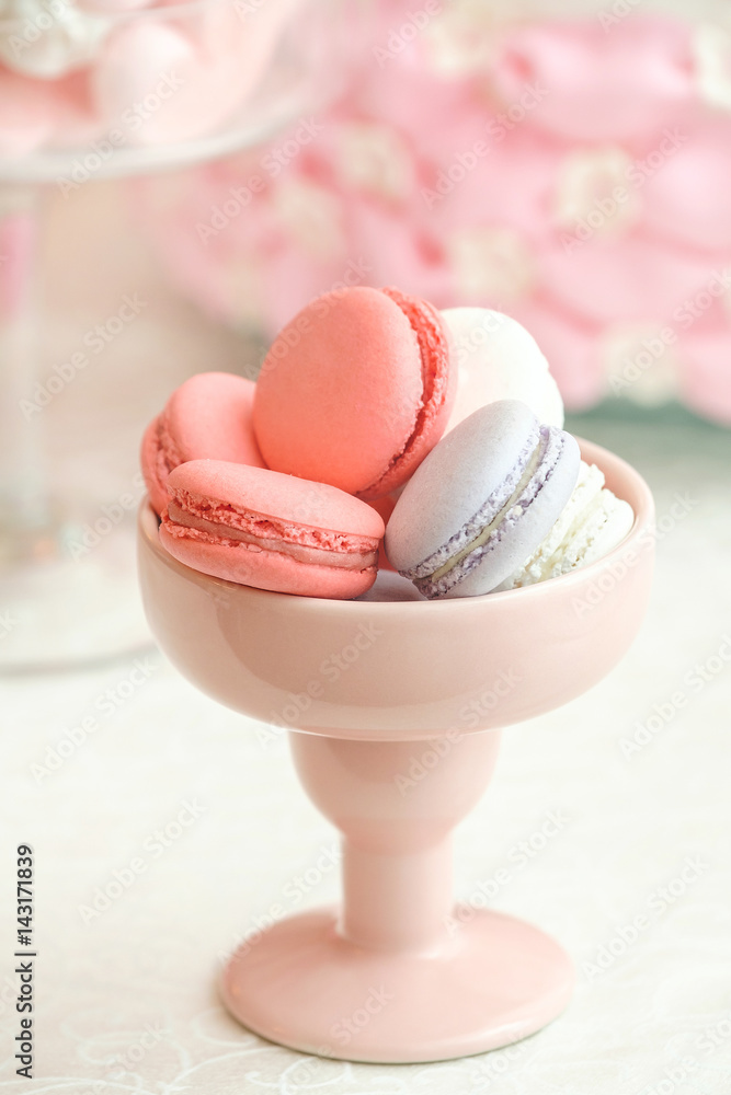 Fototapeta premium Colorful pink and grey macarons in cup