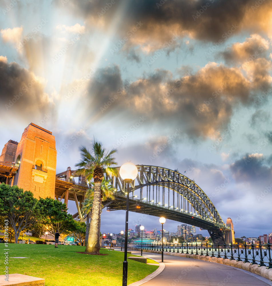 Obraz premium Beautiful view of Sydney Harbour Bridge with sunset sky, Australia