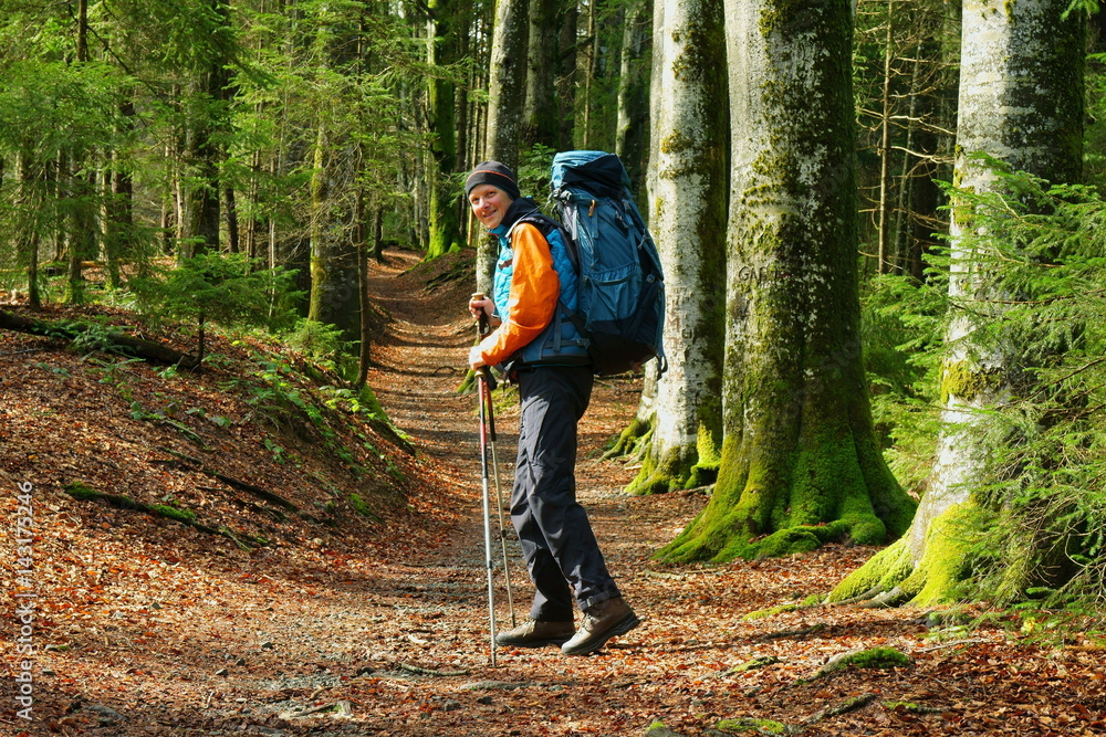 Trekking, Mann mit Rucksack auf  Wanderung in Wald und Natur