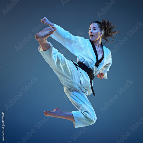 Tableau sur toile The karate girl with black belt
