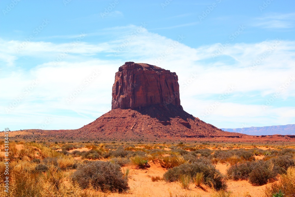 Brühmter Tafelberg Merrick Butt im Monument Valley Park / blauer Himmel und roter Fels Brühmter Tafelberg Merrick Butt im Monument Valley Park / blauer Himmel und roter Fels