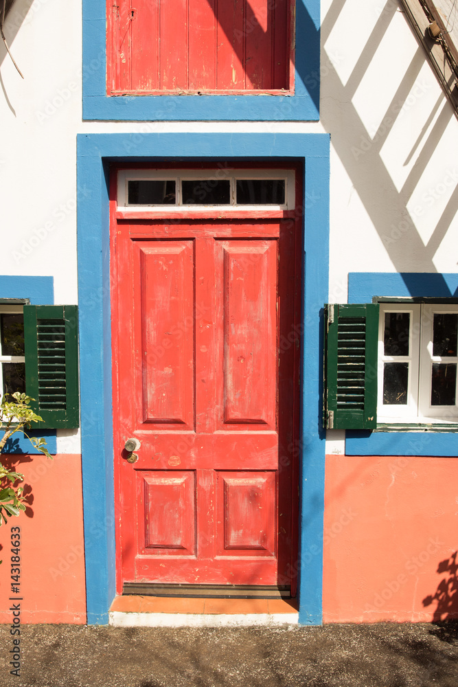 Alte rote Holz Tür mit Fensterläden auf Madeira