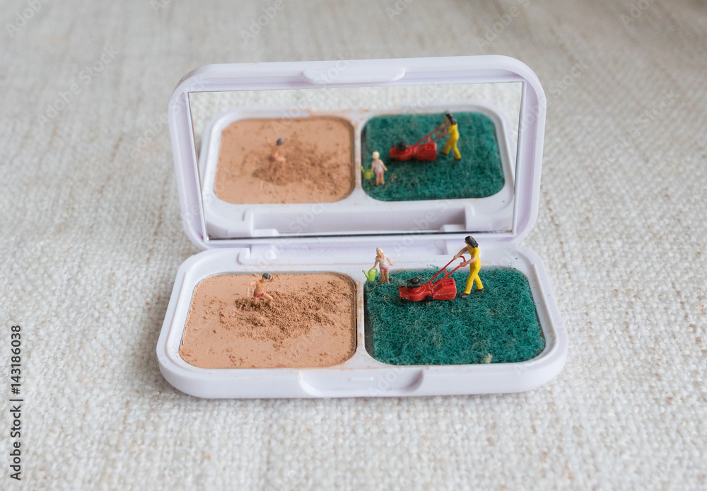 Sandspielen und Rasenmähen in der Puderdose