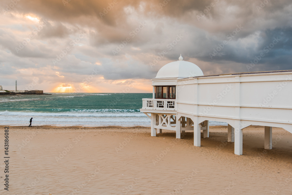 Obraz premium Romantic sunset at Cadiz beach with famous pier
