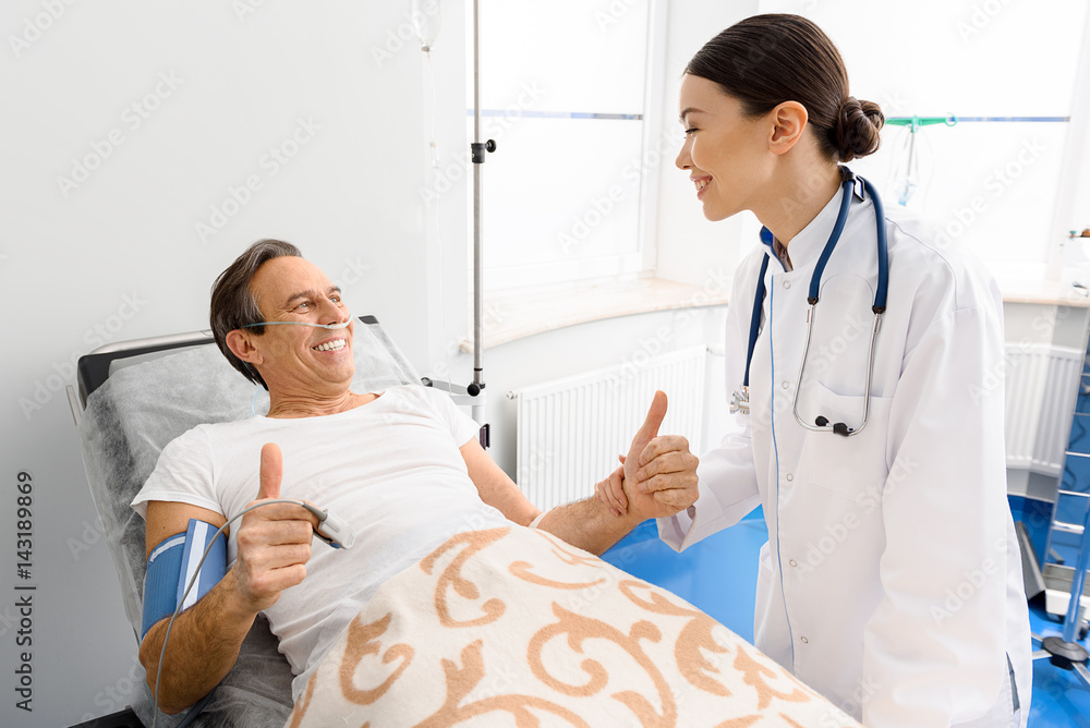 Obraz premium Smiling man expressing good mood