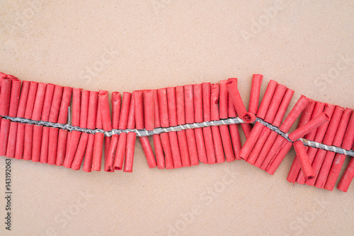 Foto REd firecrackers on brown paper with copy space.