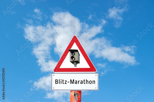 Blitz-Marathon Schild isoliert