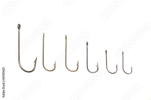 Рыболовные крючки на белом фоне крупным планом 