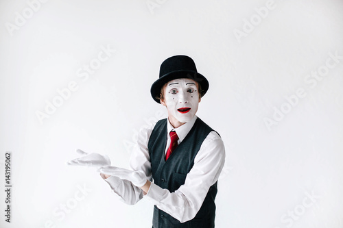 Konstfotografi Mime in black hat and red tie holds his hands up