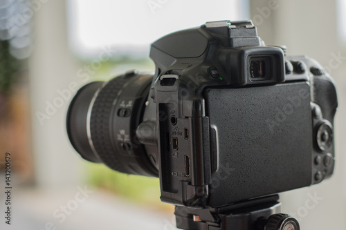 Obraz na plátně Digital single-lens reflex camera isolated on white background