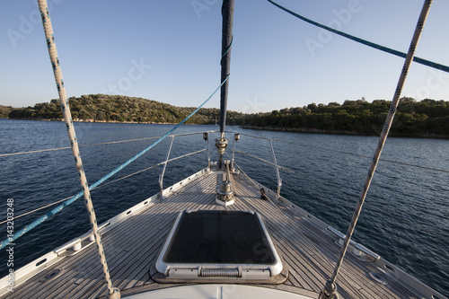 prua di barca a vela in navigazione, vista dal ponte