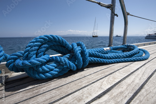 Fotografie cime da ormeggio sul ponte della barca in navigazione